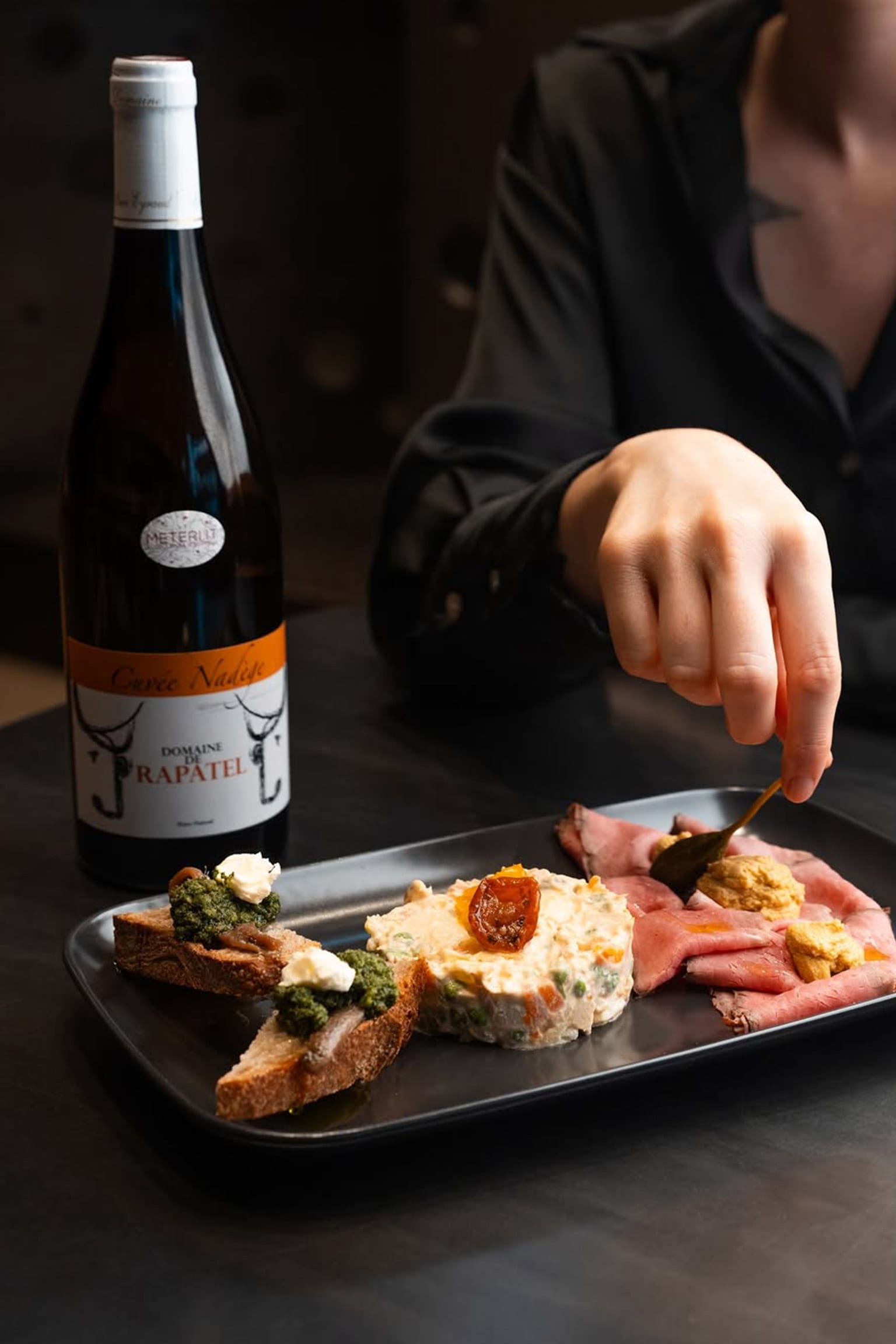 Piatto con cibo una bottiglia di vino Domaine de Rapatel 'Cuvée Nadège'